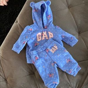 Gap baby girl track suit - size 0-3mo